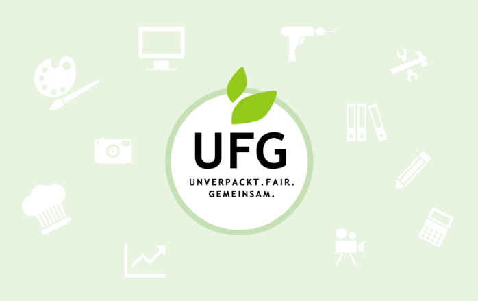 Das UFG-Logo steht auf einem hellgrünen Hintergrund, auf dem kleine, weiße Bildchen zu sehen sind, wie Bohrmaschine, Taschenrechner, Fotoapparat, Kochmütze, Aktenordner usw.. Das gesamte Bild dient als Platzhalter für ein Gruppenfoto aller aktiven Mitmacher.