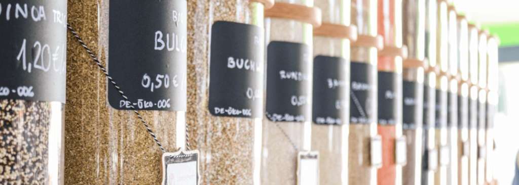 Eine Reihe gefüllter Bins mit z.B. Bulgur, Quinoa und Buchweizen